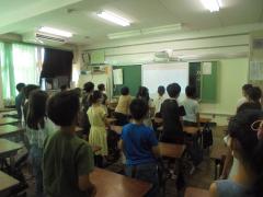 校歌を歌う児童