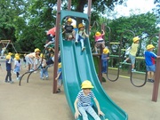 公園で遊んでいる様子