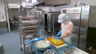 ケーキをカットしている様子