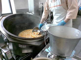 みそけんちん汁配缶の様子