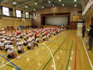 姿勢よく話を聞いています。