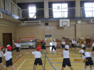 グループで教え合います。