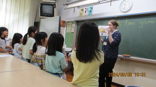 ALTの先生の発音をよく聞いています。