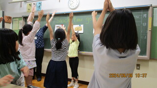 動作も付けて、楽しく英語に親しみました。